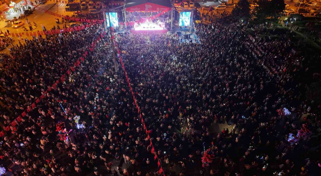 Türk Halk Müziği sanatçıları, Zafer Bayramına özel konserde sahne aldı