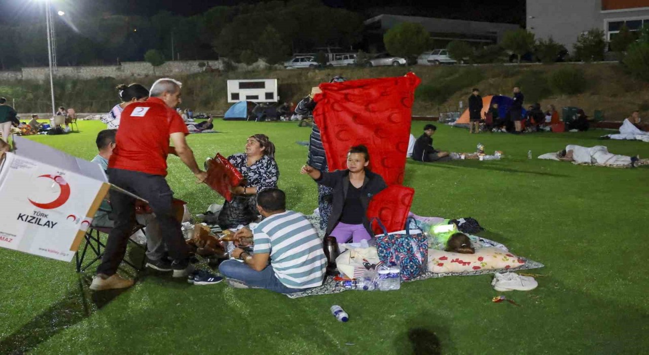 Türk Kızılay deprem bölgesi Sındırgıda 198 kişilik ekibiyle görevde