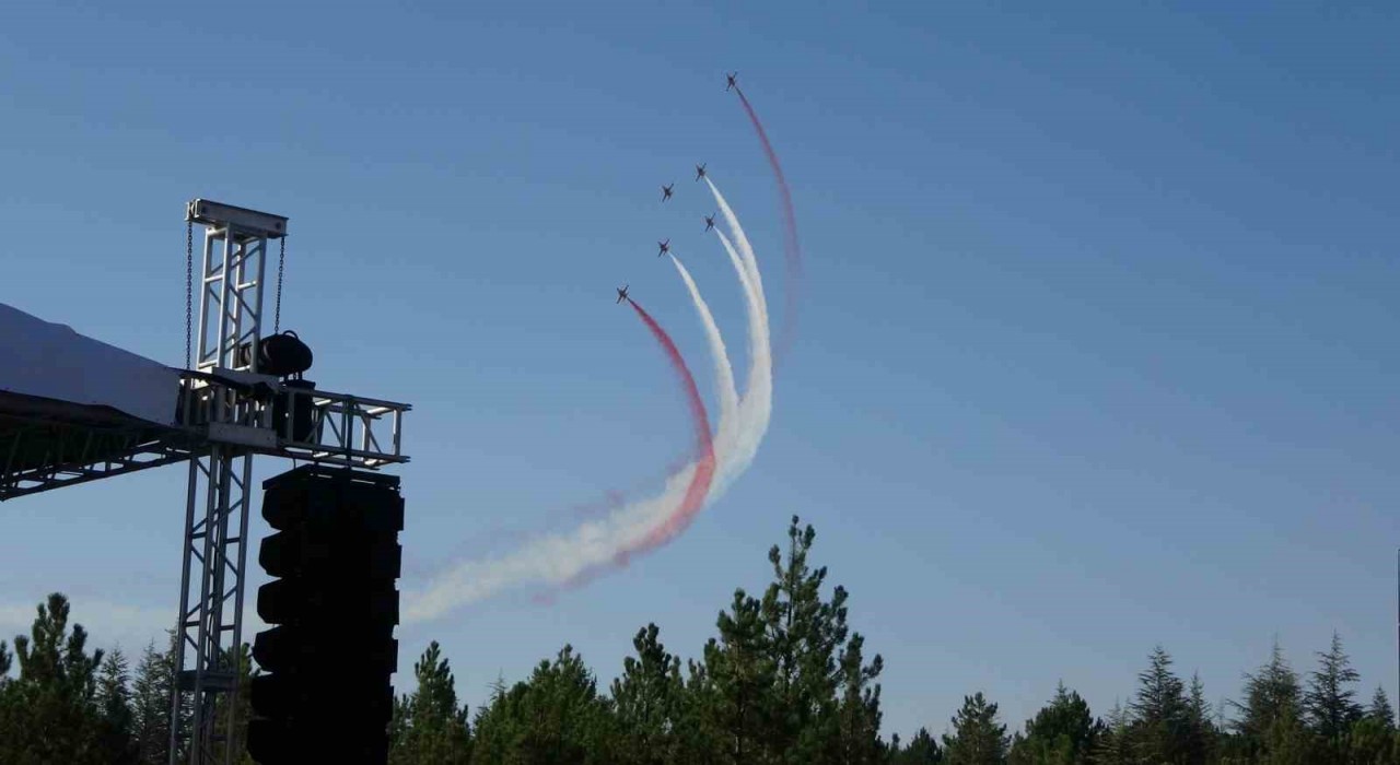 Türk Yıldızlarından Kütahyada nefes kesen gösteri