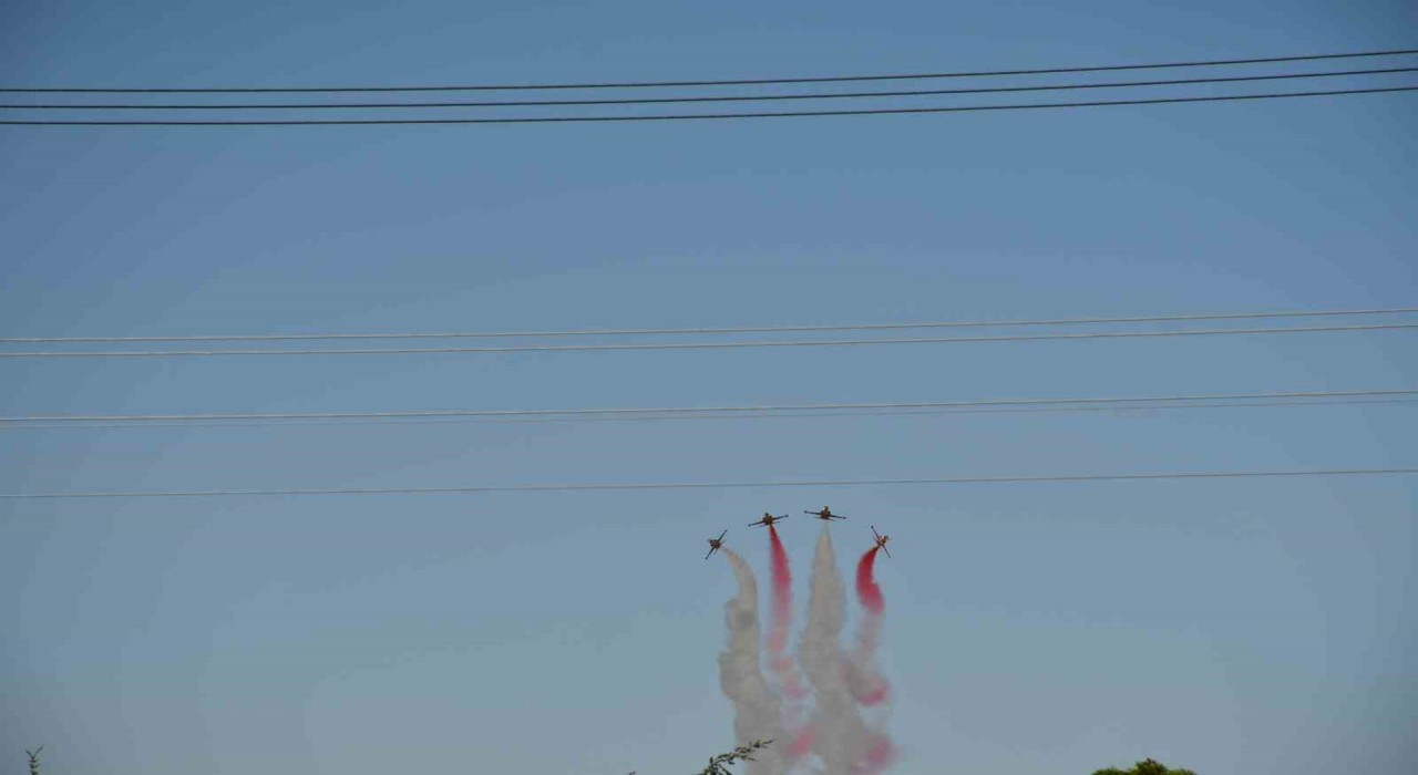 Türk Yıldızlarının Akşehirdeki gösterisi nefesler tutularak izlendi