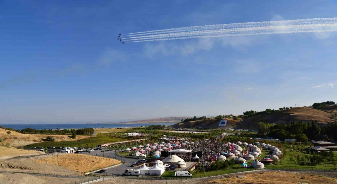 Türk Yıldızlarının gösterisi nefes kesti