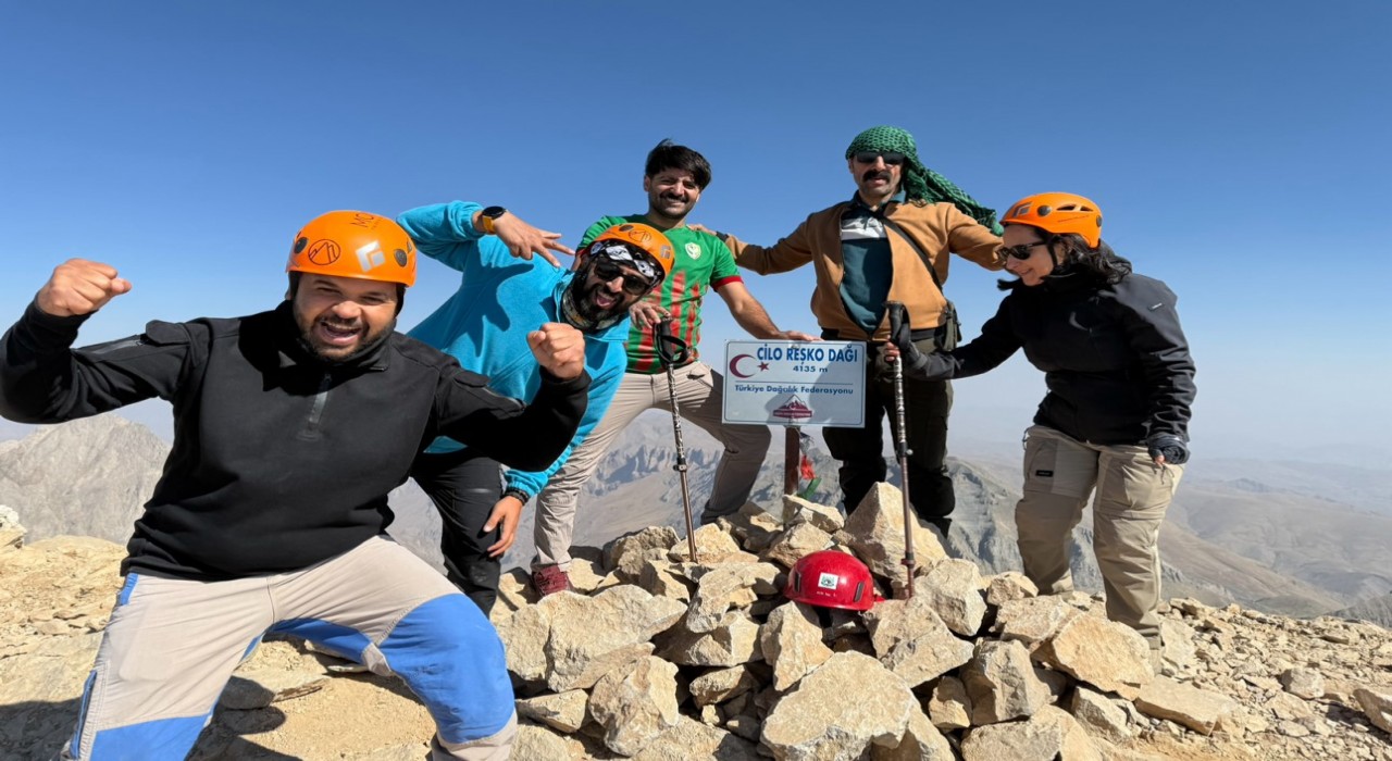 Türkiyenin ikinci yüksek noktasında nefes kesen zirve tırmanışı