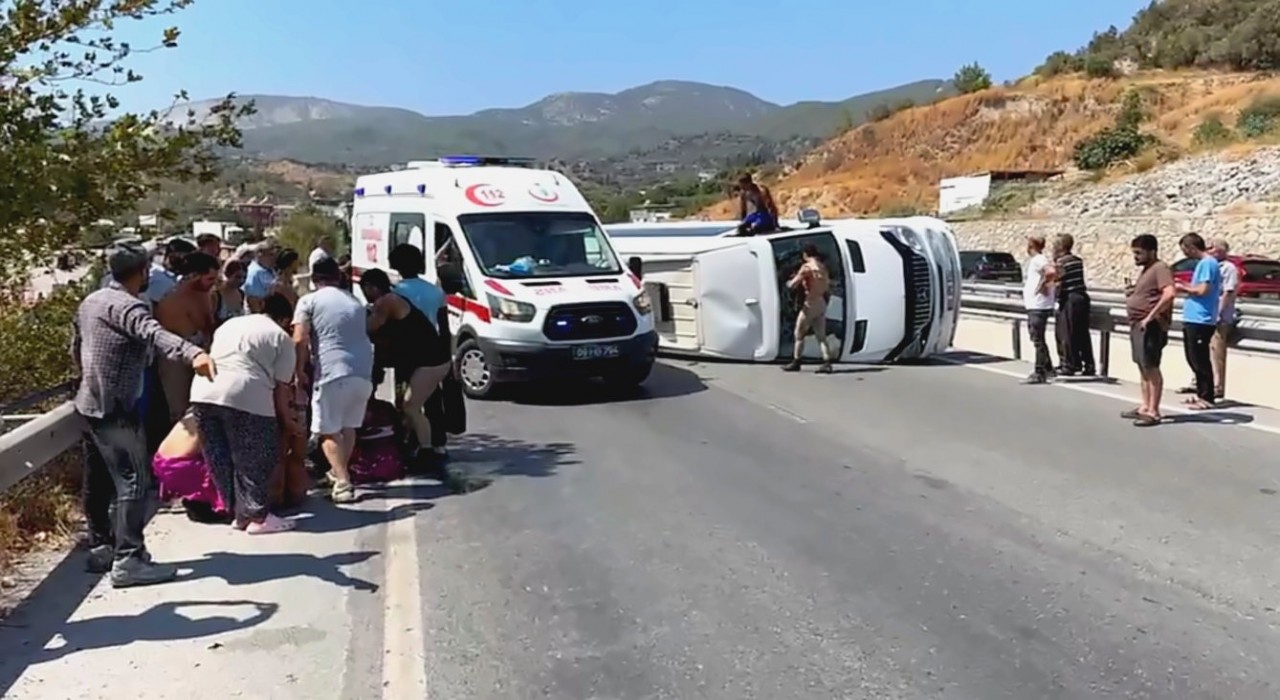 Tursitleri taşıyan midibüs devrildi: 7 yaralı