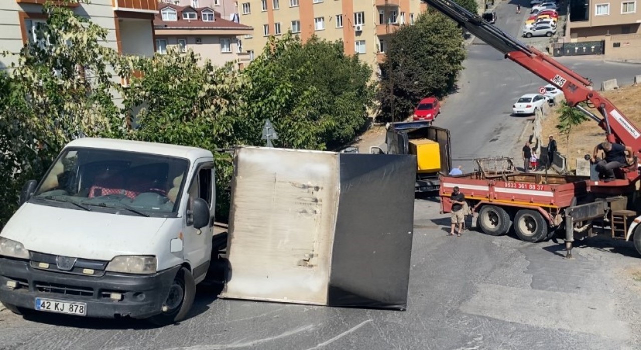 Ümraniyede jeneratör yüklü kamyon kaza yaptı