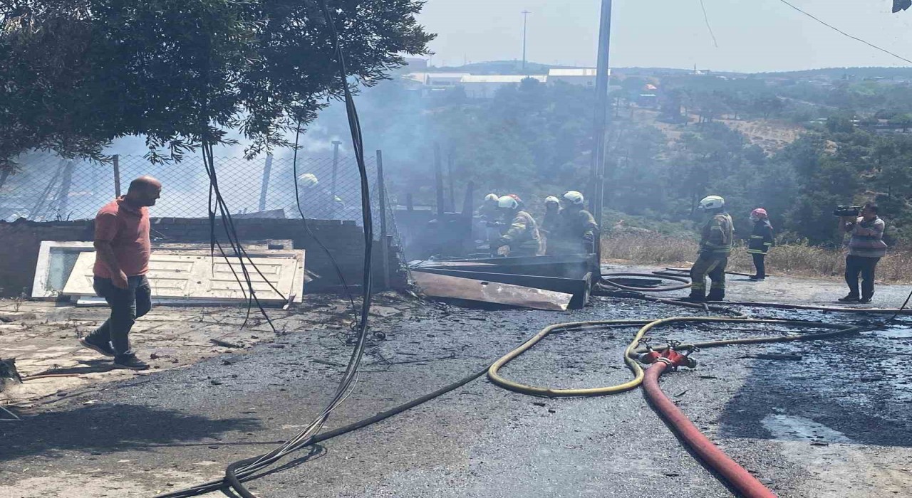 Ümraniyede kömürlük yangını paniğe neden oldu