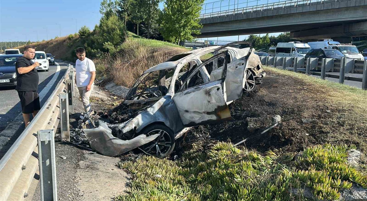 Ümraniyede kontrolden çıkıp refüje giren otomobil alev alev yandı