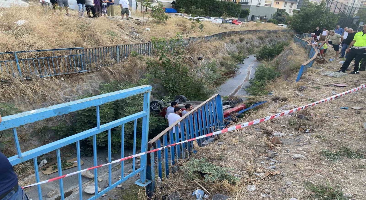 Ümraniyede otomobiller çarpıştı, araçlardan biri dereye düştü