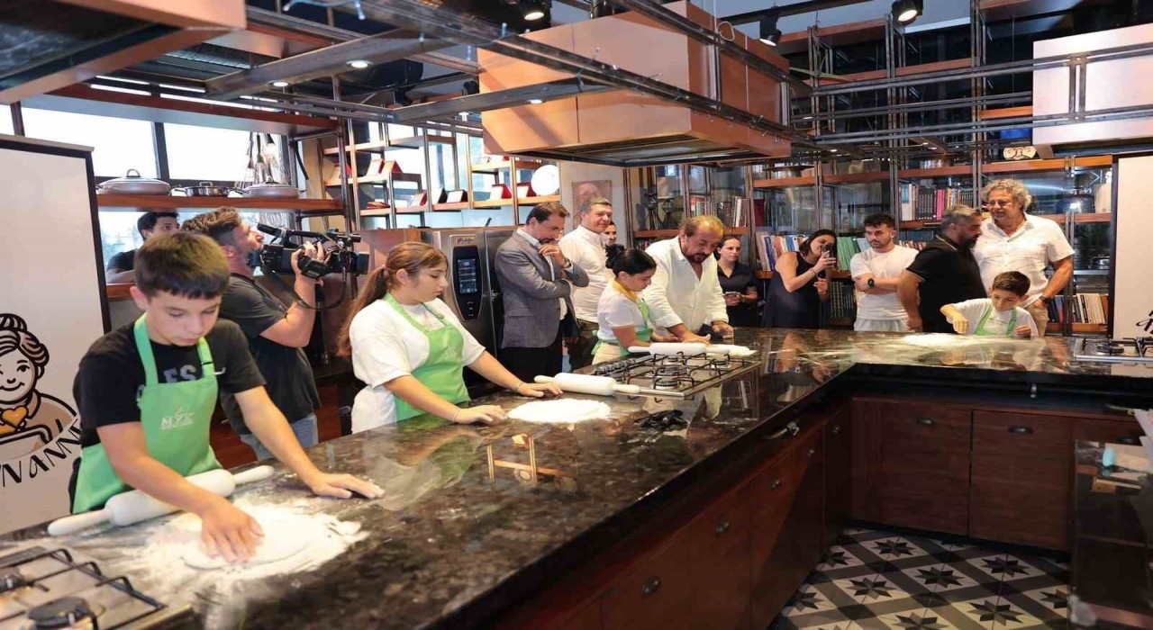 Ünlü Şef Mehmet Yalçınkaya ile minikler mutfağa ilk adımlarını attı