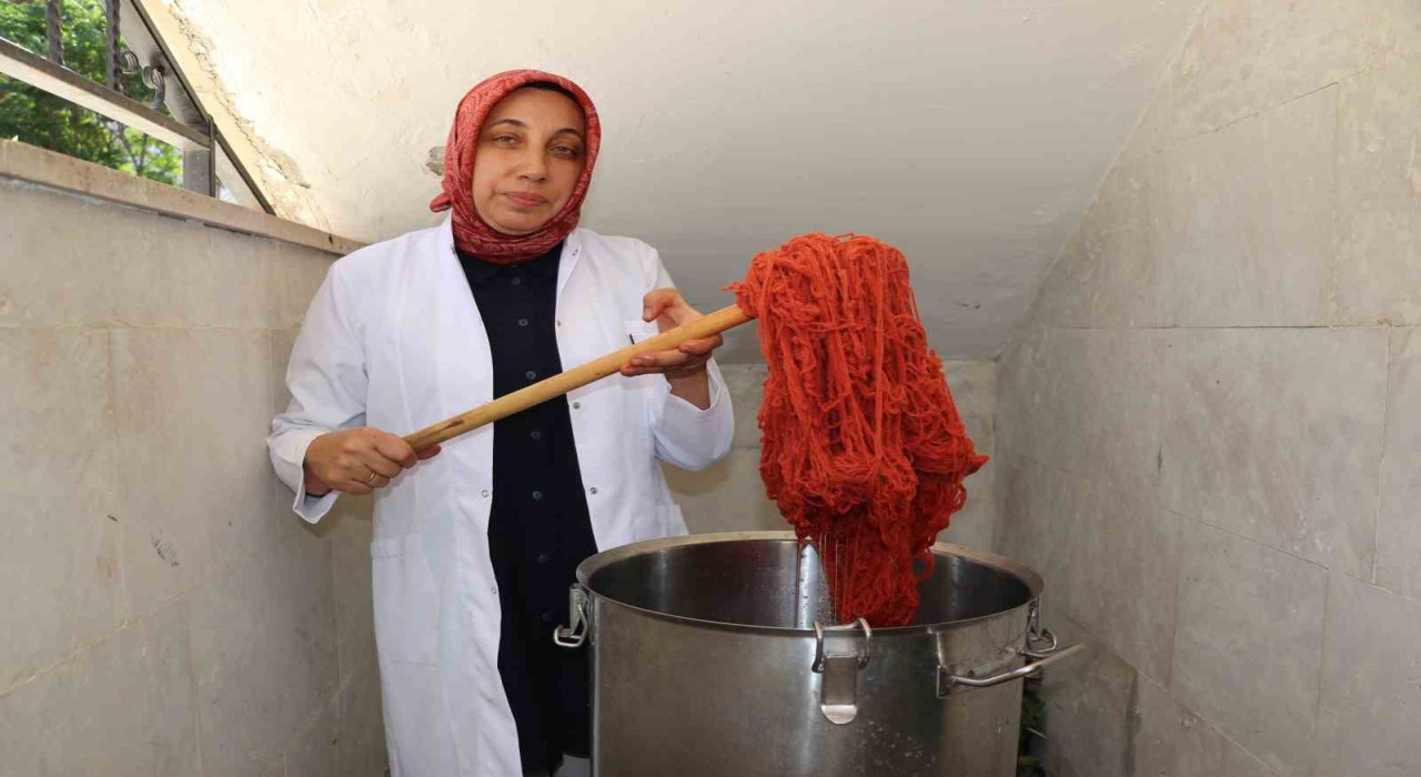 Unutulmaya yüz tutmuş boyamacılık geleneksel yöntemlerle yapılıyor, doğanın renkleri yeniden hayat buluyor