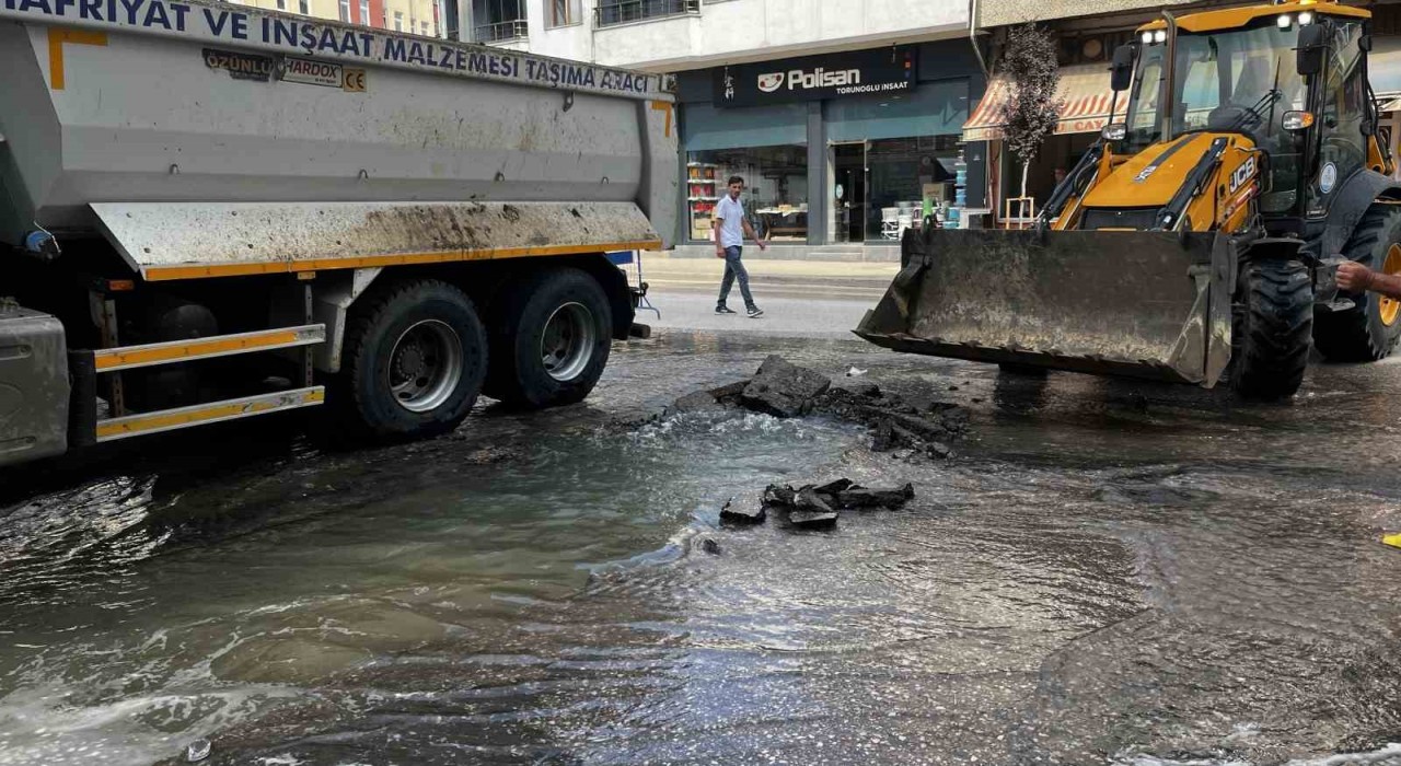 Ünyede şebeke suyu borusu patladı