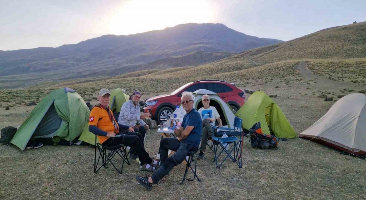 Uşaklı dağcılar, Malazgirt Zaferi anısına Süphan Dağına tırmandı