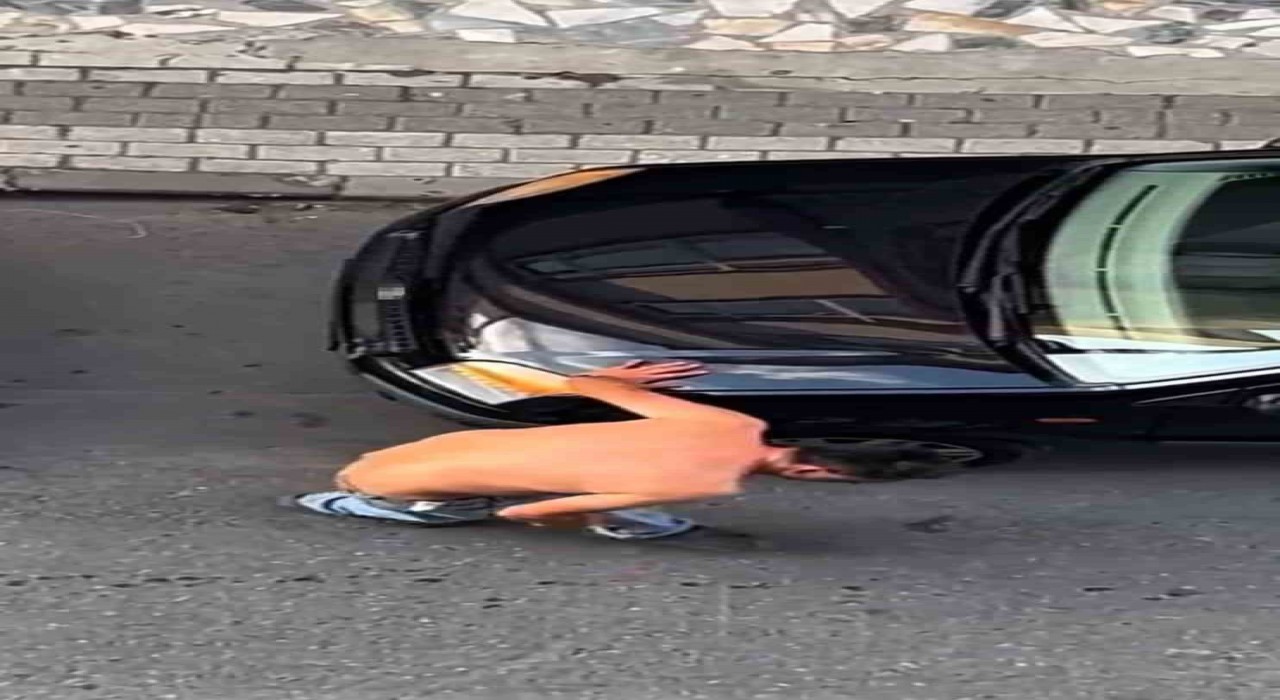 Üsküdarda satırlı saldırgan park halindeki araçlara zarar verdi