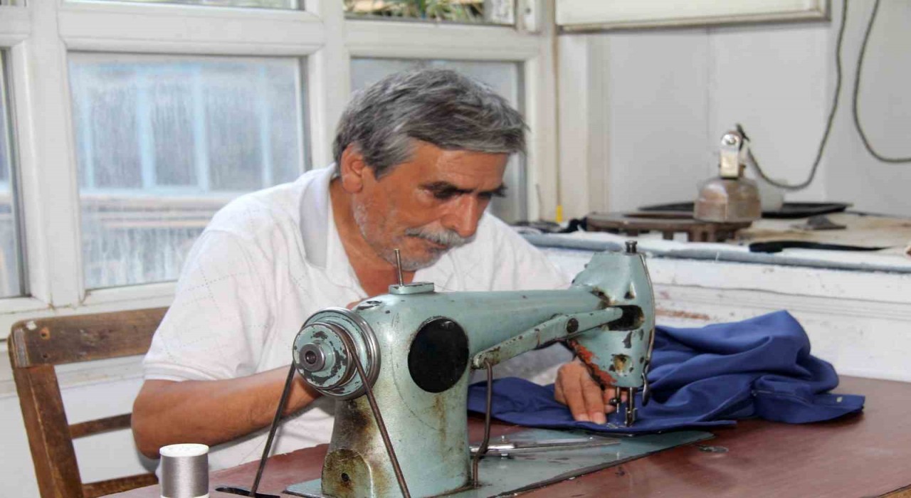 Ustasından aldığı antika dikiş makinesiyle 60 yıldır terzilik yapıyor