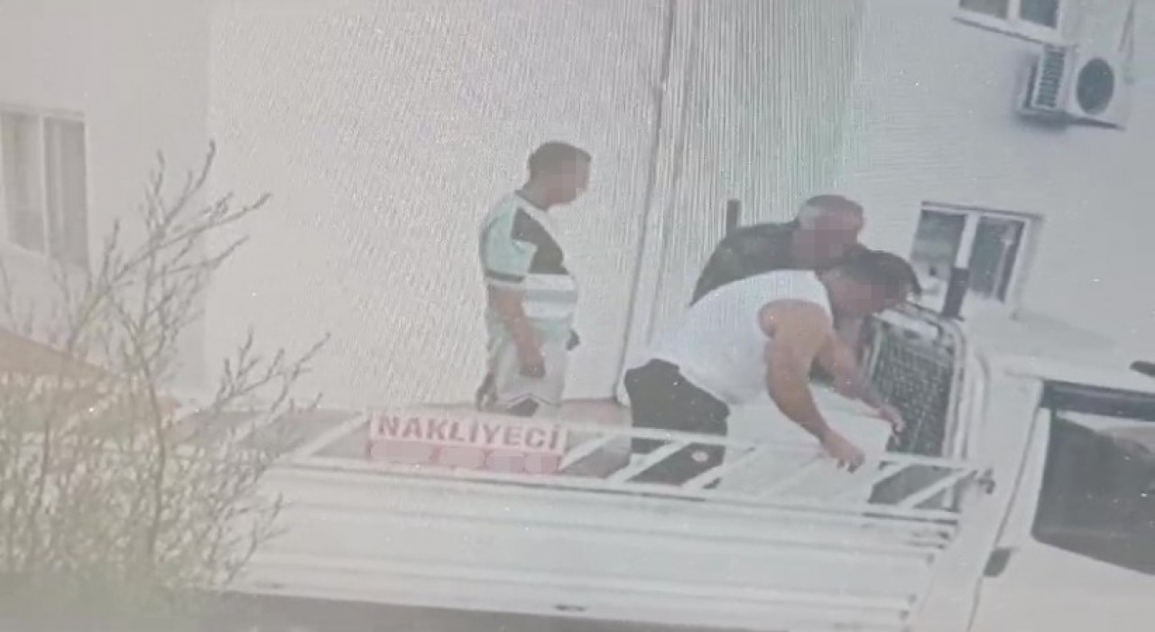 Uzaklaştırma kararına rağmen eve gelip 3,5 dakikada tüm eşyaları götürdü