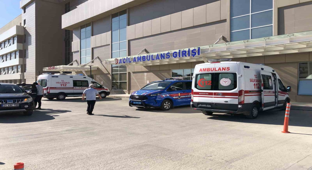 Üzerlerine taş düşen 2 işçi yaralandı