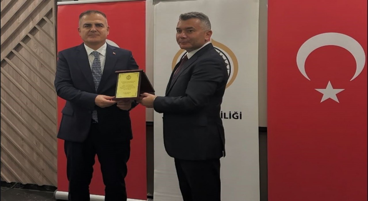Vali Akbıyıktan Tuğgeneral Büyüke plaketli uğurlama