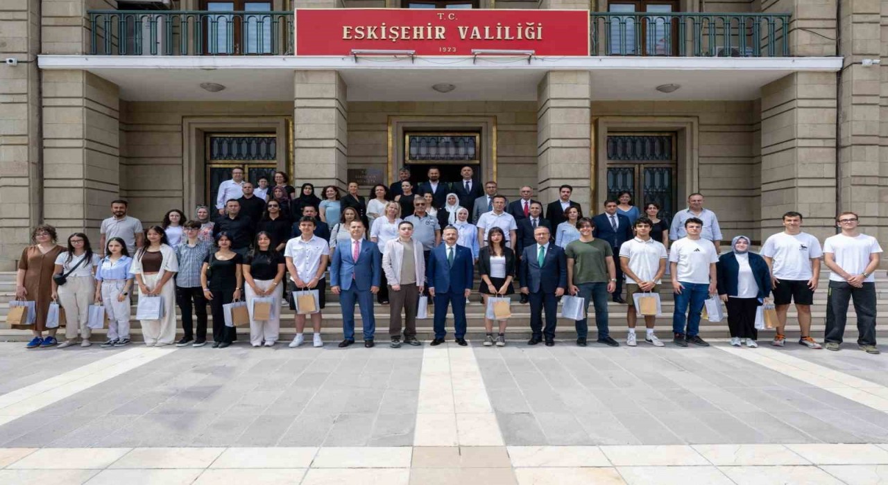 Vali Aksoy YKSde derece yapan öğrencilerle buluştu