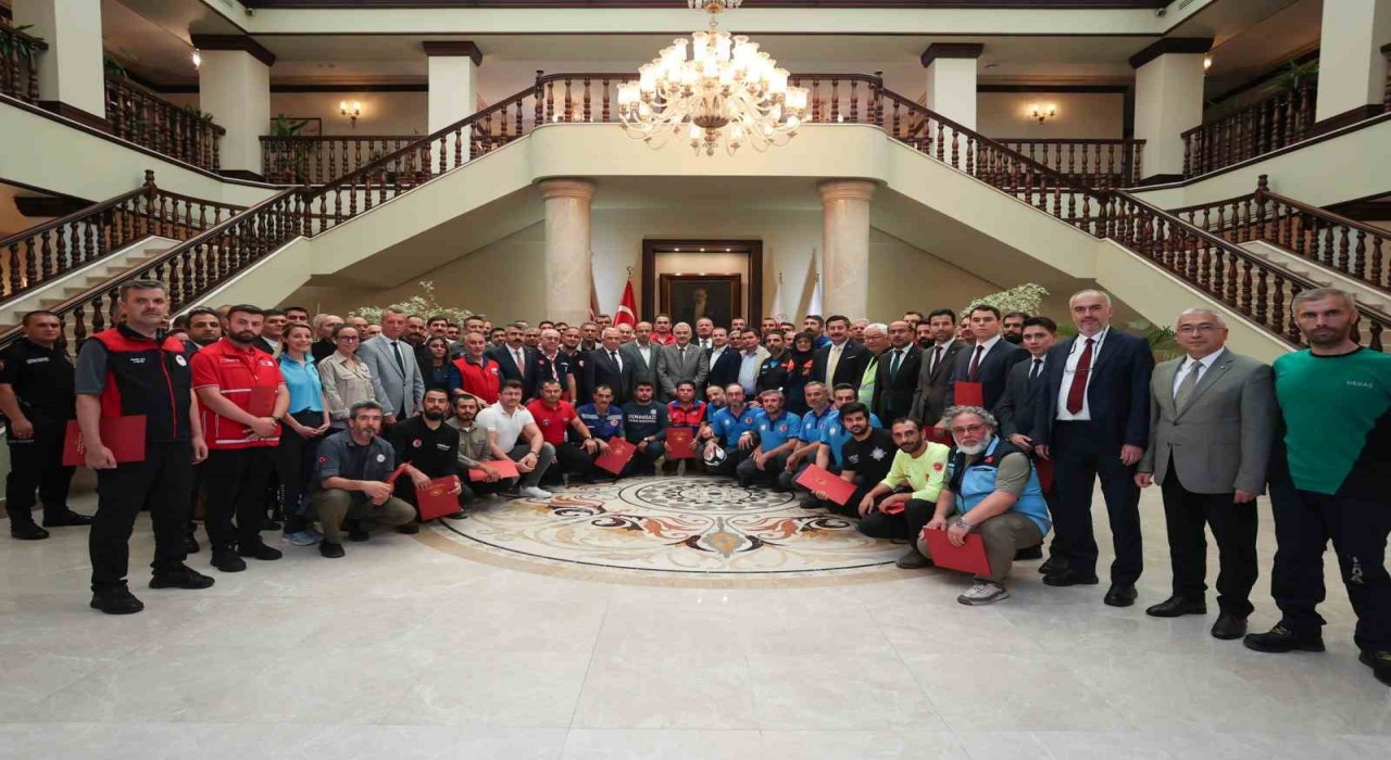 Vali Ayyıldızdan kahramanlara teşekkür belgesi