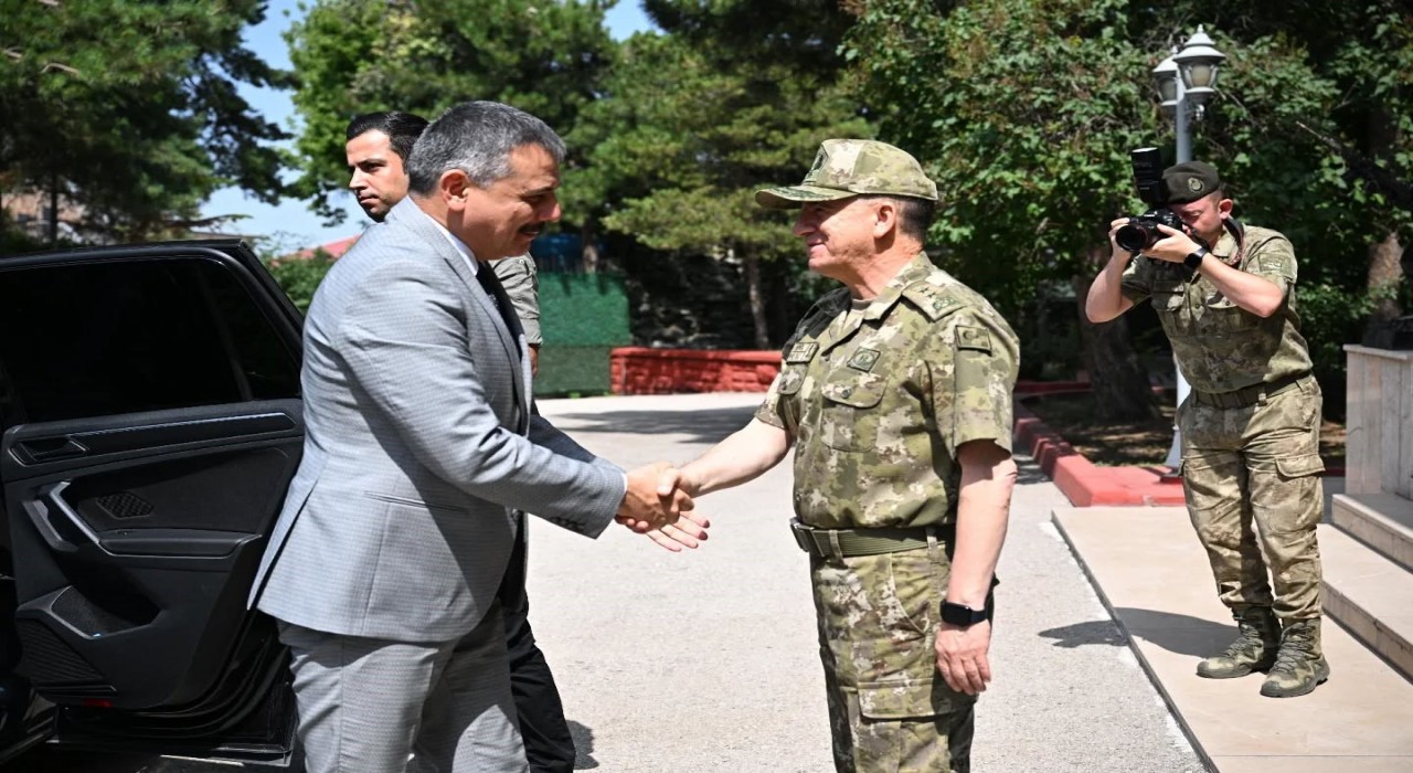 Vali Çiftçiden Altuğ Paşaya tebrik