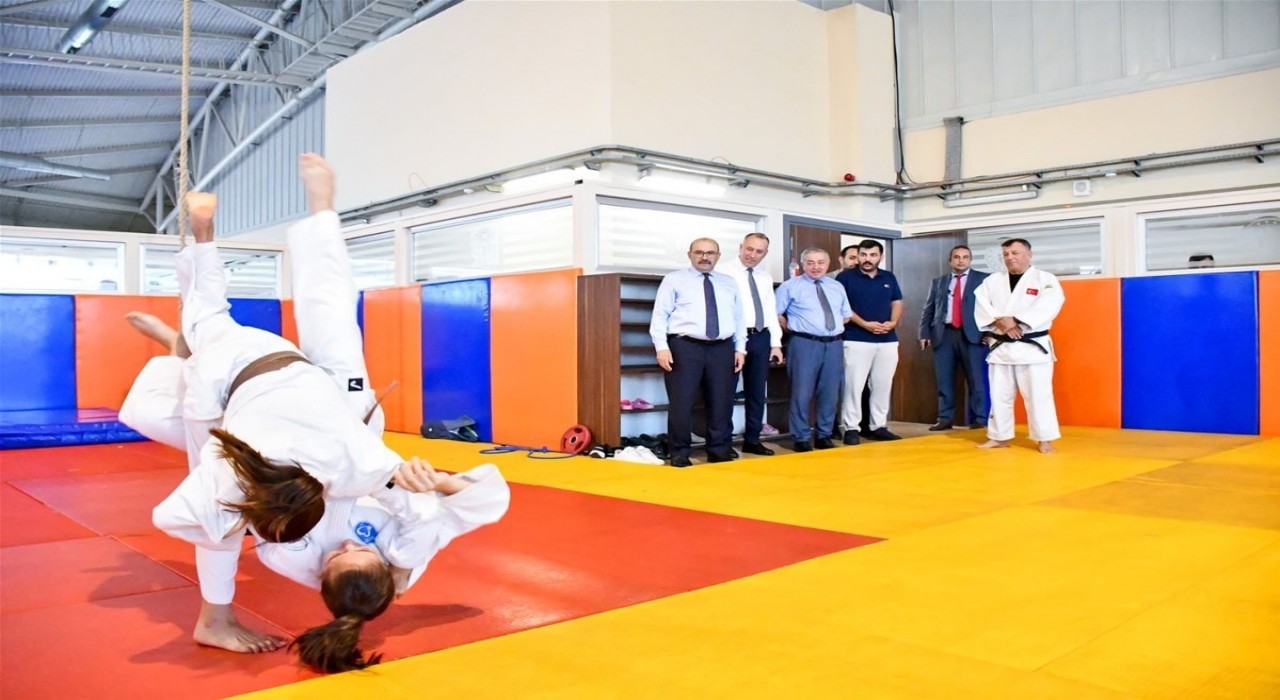 Vali İsmail Ustaoğlundan; Genç sporculara moral ve destek