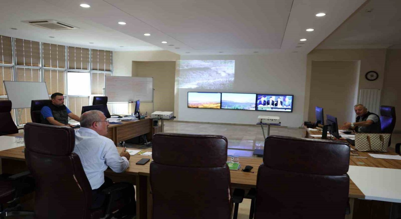 Vali Toraman, Geliboluda çıkan orman yangınını yangın yönetim merkezinden takip ediyor