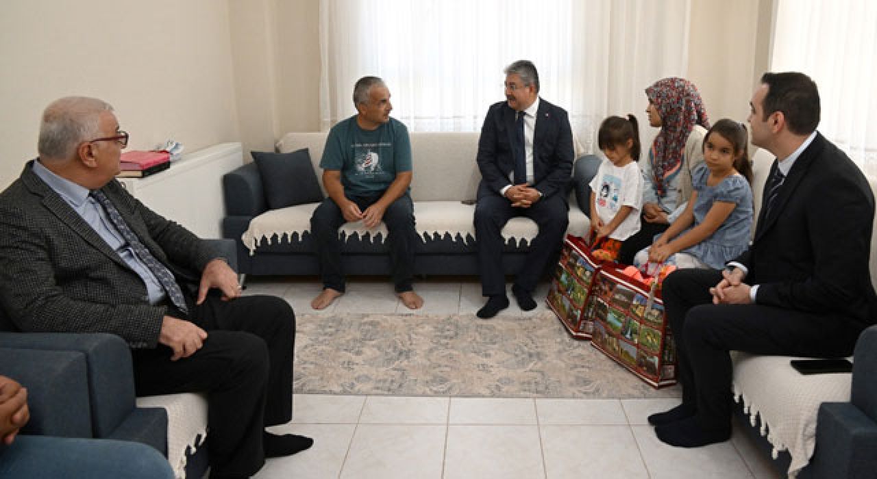 Vali Yılmaz Vatandaşları Evlerinde Ziyaret Etti