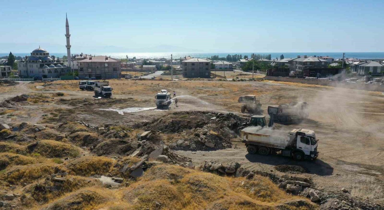 Van Büyükşehir Belediyesi bir ay içinde 35 noktada 9 bin 31 metreküp hafriyat temizlendi
