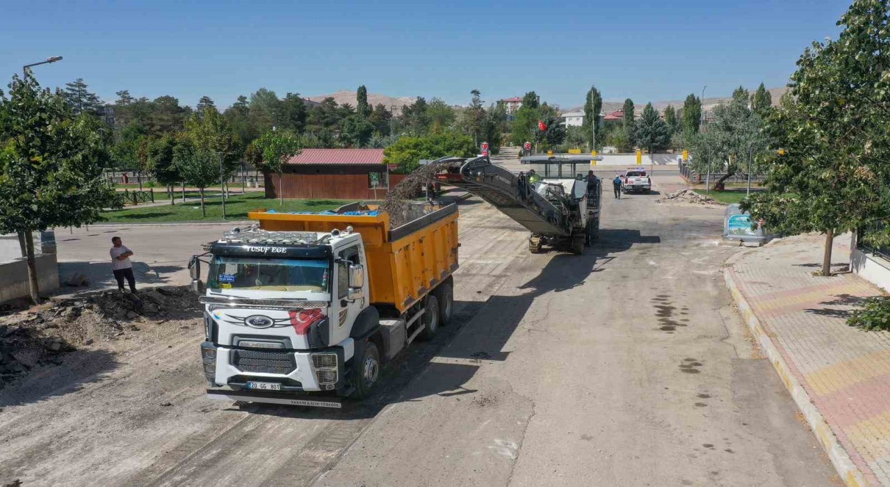 Van Büyükşehir Belediyesi Suvaroğlu Caddesinde çalışmalara başladı