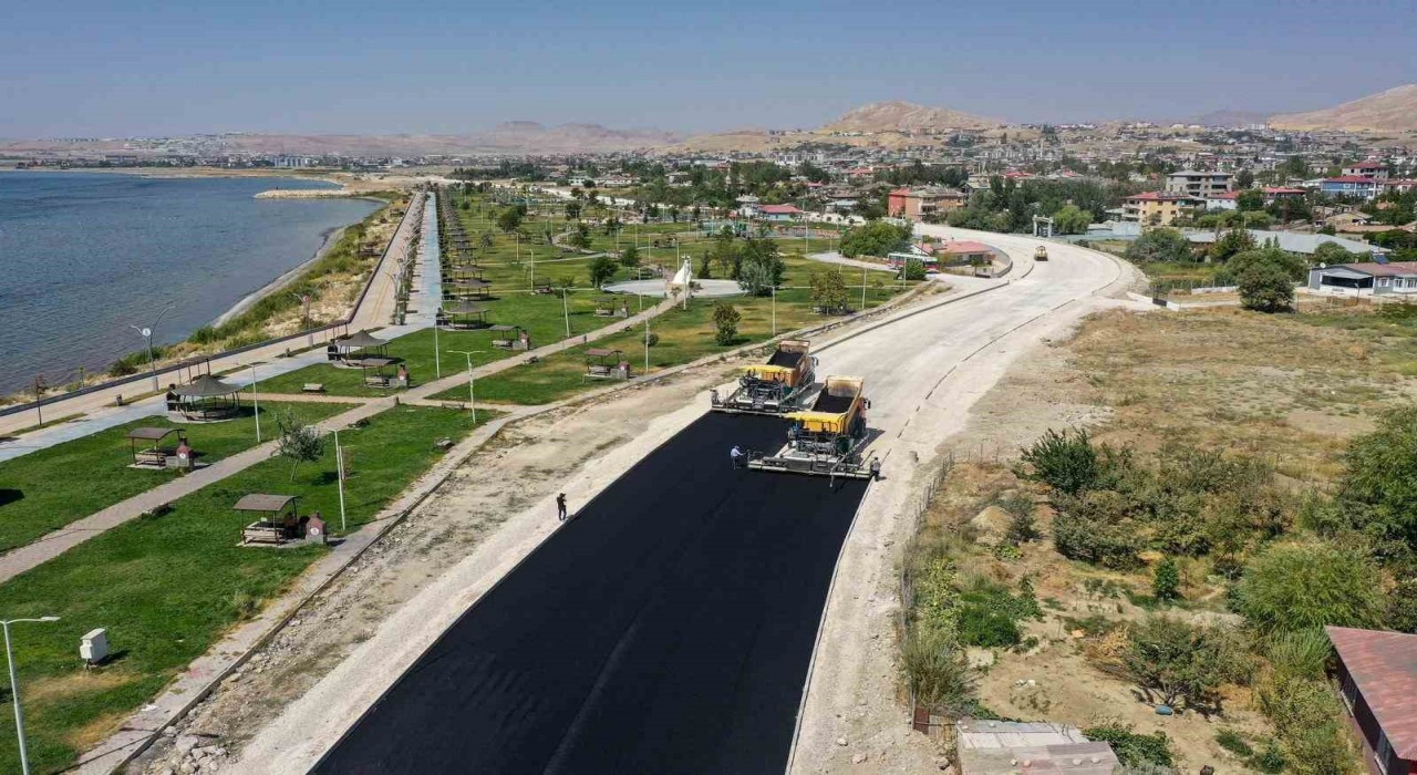 Van Gölü gerdanlığı sahil yolunda 3. etap çalışmaları devam ediyor