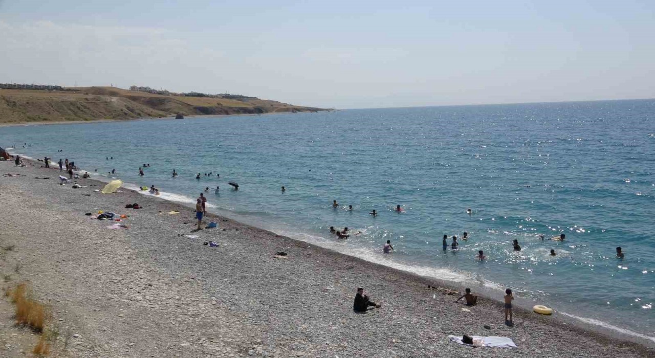 Van Gölü mavi bayraklı plajıyla tatilcilerin akınına uğradı