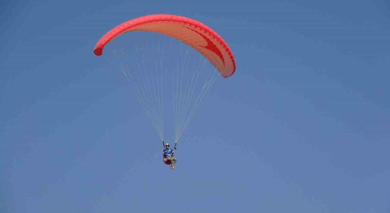 Van Gölü semalarında yamaç paraşütü heyecanı yaşandı