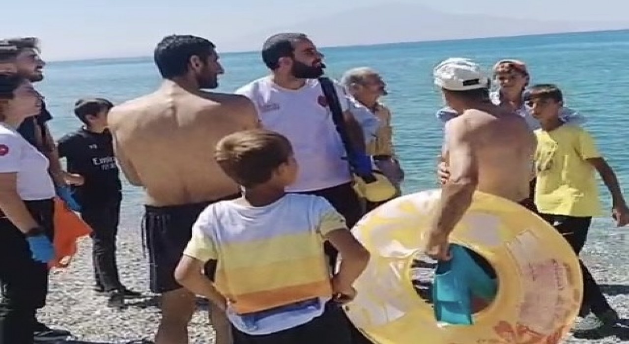 Van Gölünde boğulma tehlikesi geçiren baba ve oğul balıkçılar tarafından kurtarıldı