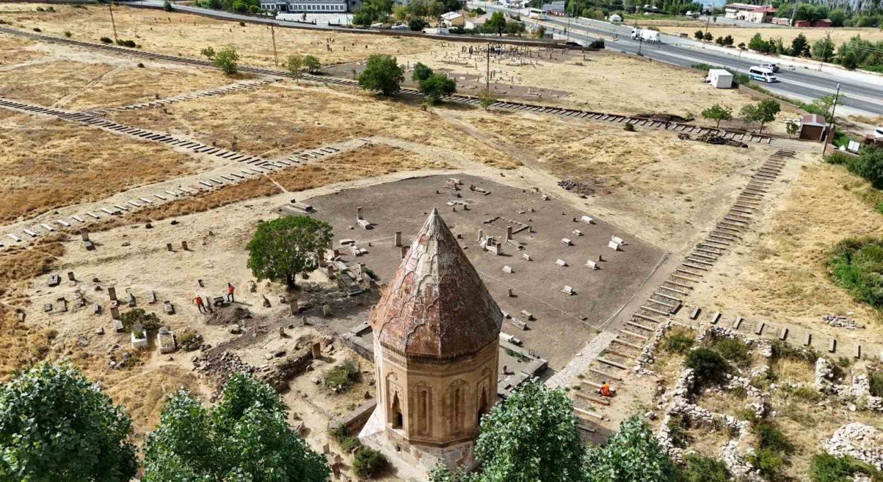 Van Valisi Balcı, Selçuklu Mezarlığındaki çalışmaları inceledi