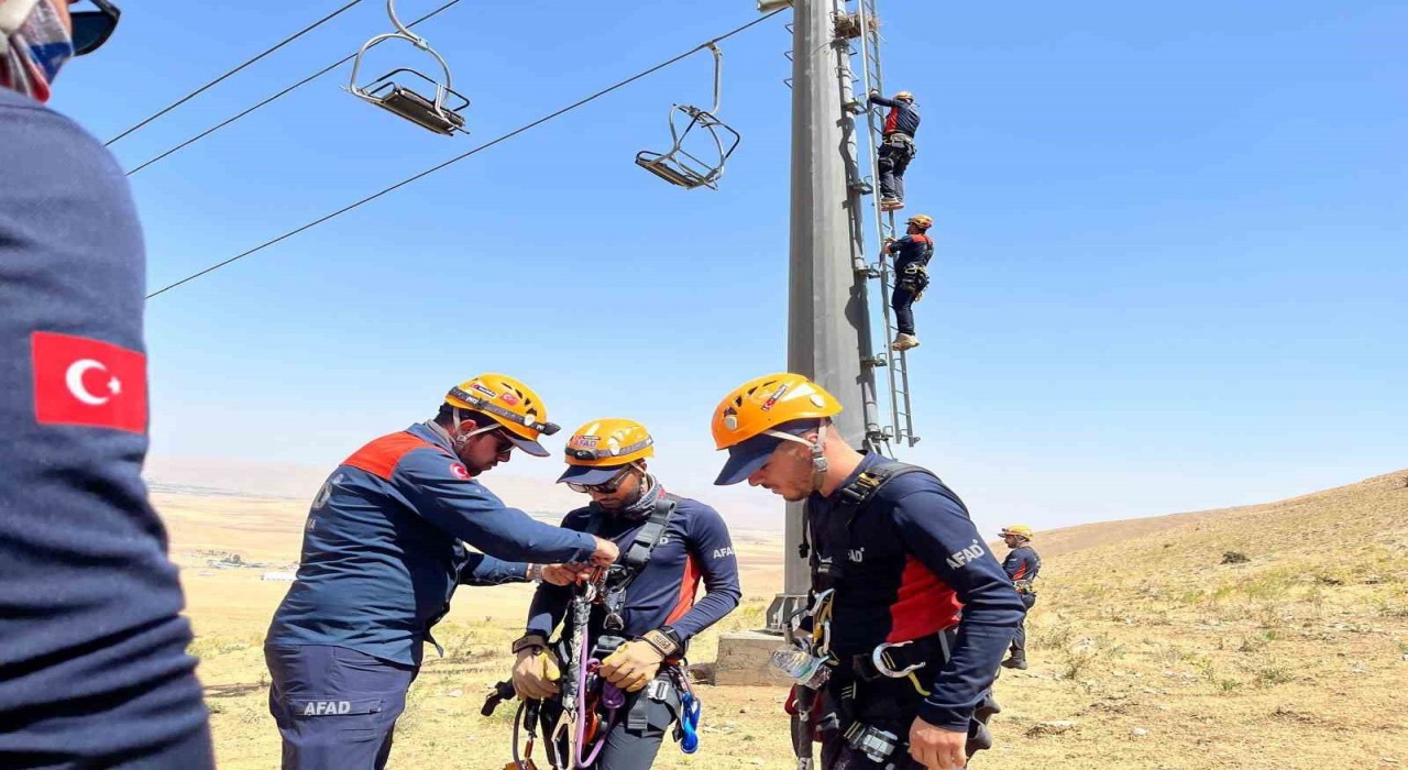 Vanda AFAD ekiplerine teleferik ve telesiyejden kurtarma eğitimi