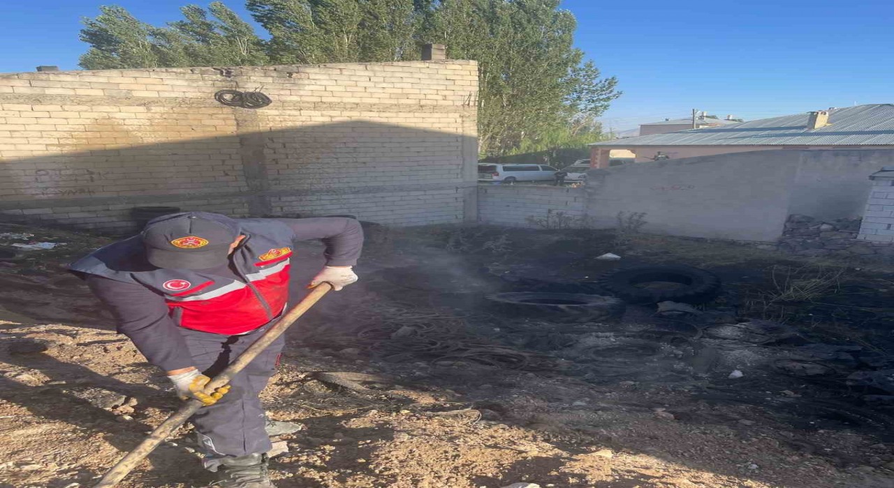 Vanda atık araç lastikleri yandı