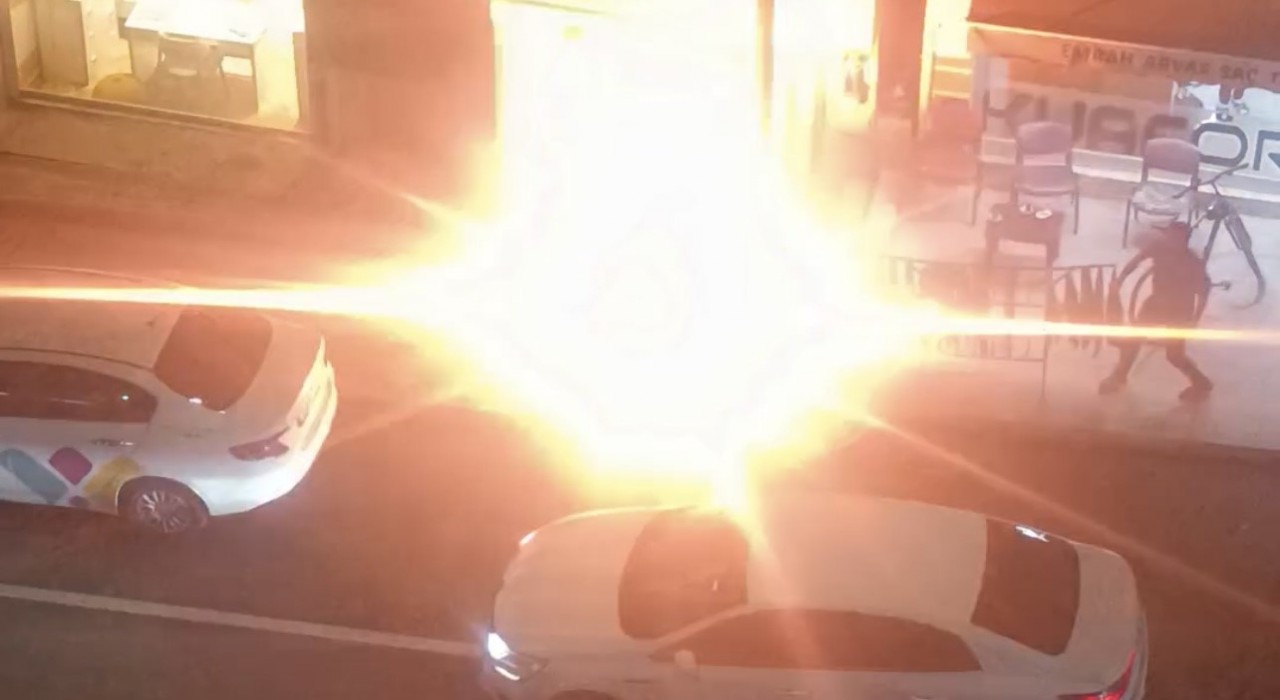 Vanda aydınlatma direğinin kabloları alev aldı