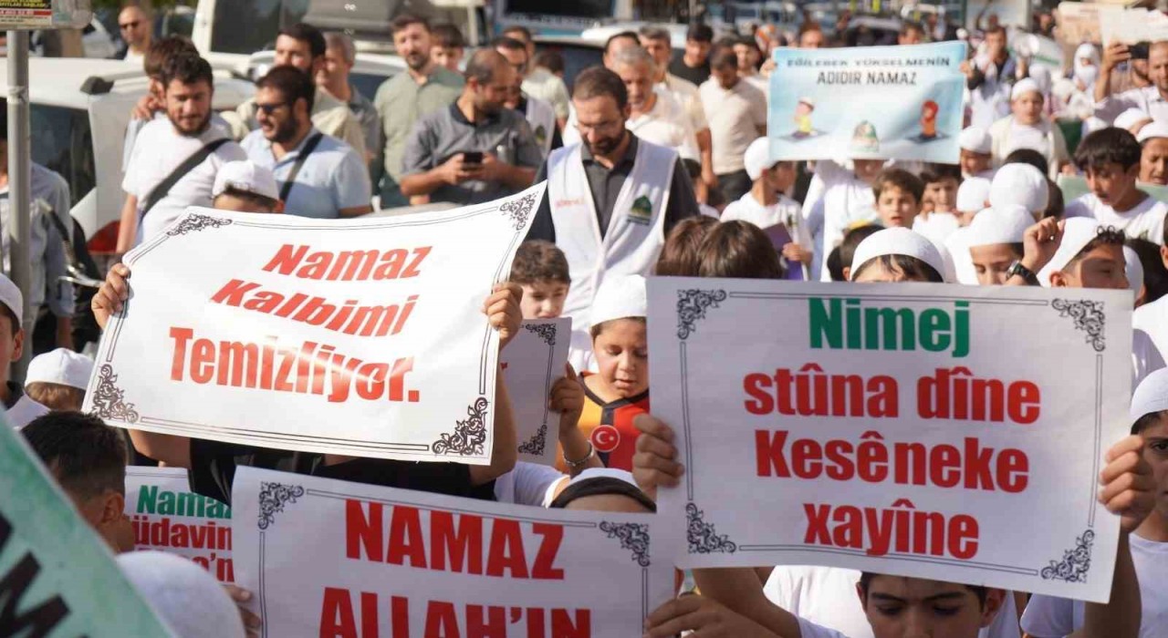 Vanda çocuklardan namaz temalı yürüyüş