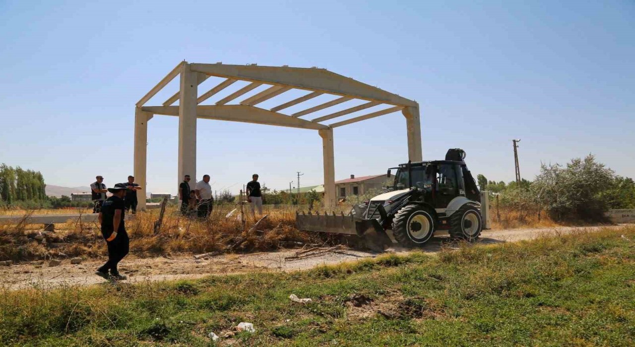 Vanda kamu alanlarını işgal eden yapıları kaldırıyor