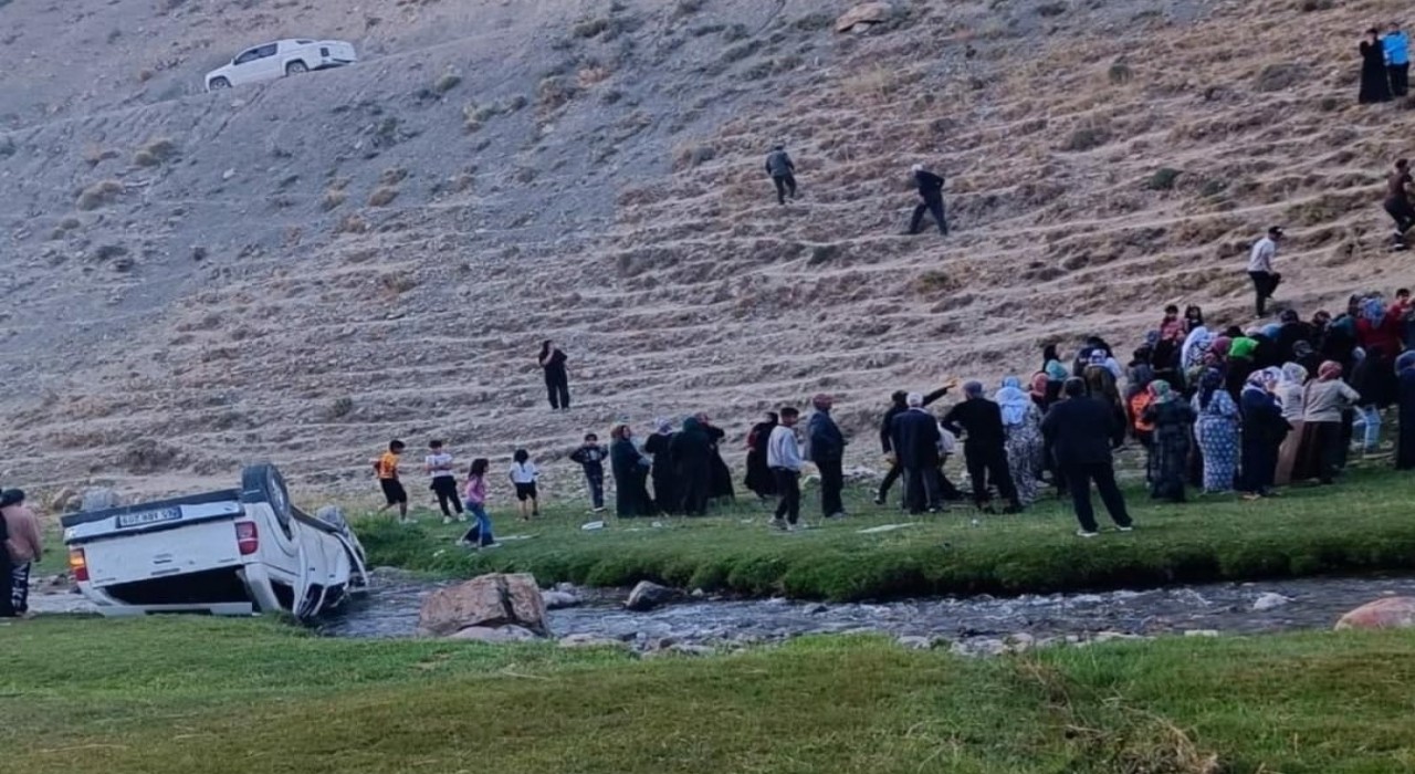 Vanda kamyonet uçuruma yuvarlandı: 6 yaralı