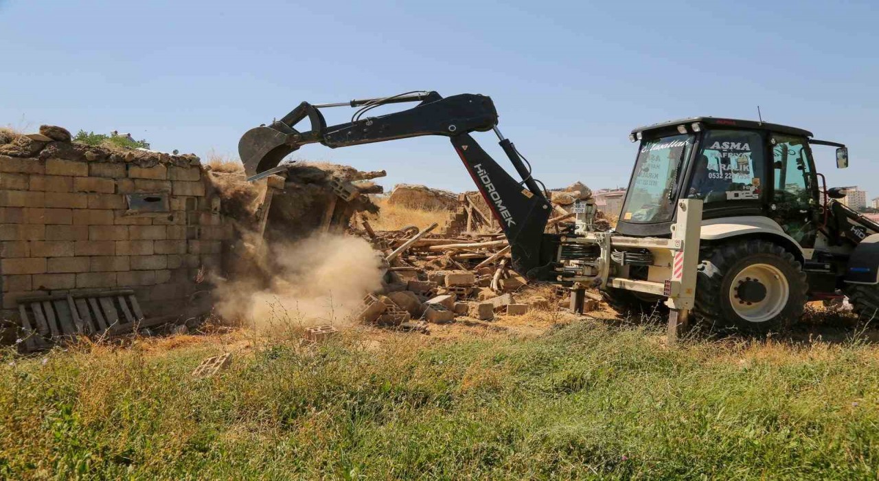 Vanda metruk yapı ve ahırların yıkımını sürüyor