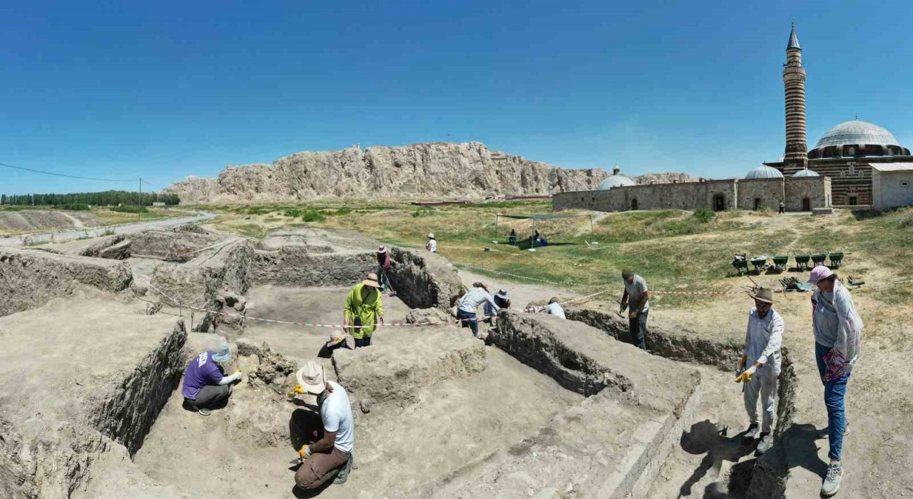 Vanda Osmanlı kışlası gün yüzüne çıkarılıyor