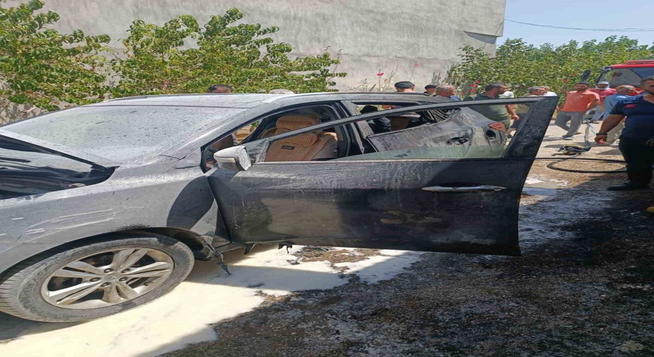 Vanda park halindeki otomobil yandı