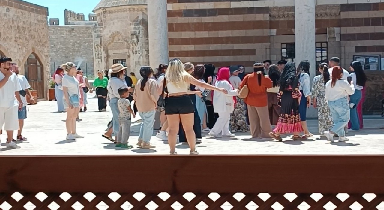 Vanda tarihi camiye uygunsuz kıyafetlerle girilmesi tepki topladı