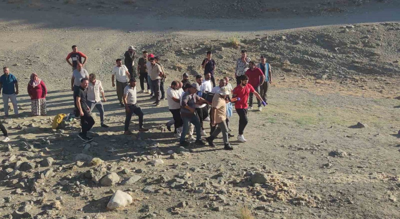 Vanda traktörün römorku devrildi: 8 yaralı