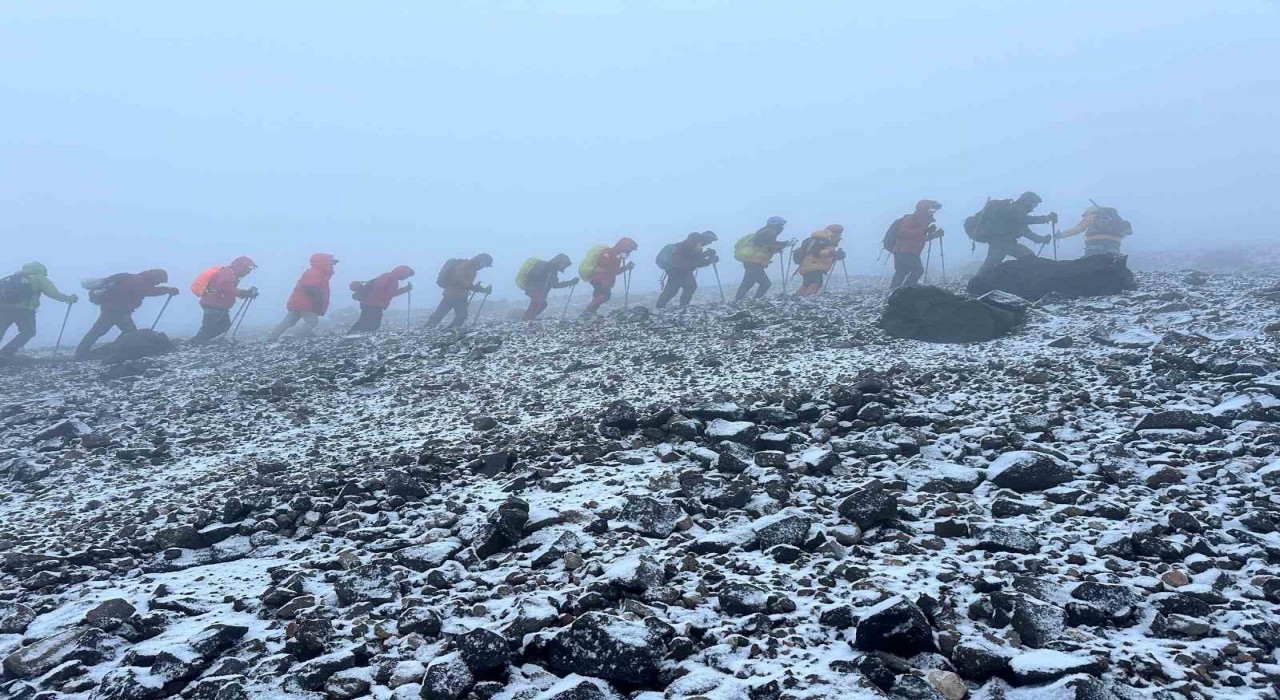 Vanlı dağcılar 7 günde Türkiyenin en yüksek üç zirvesine çıktı