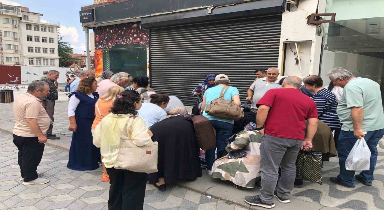 Vatandaşlar tişörtleri alabilmek için birbirleriyle yarıştı