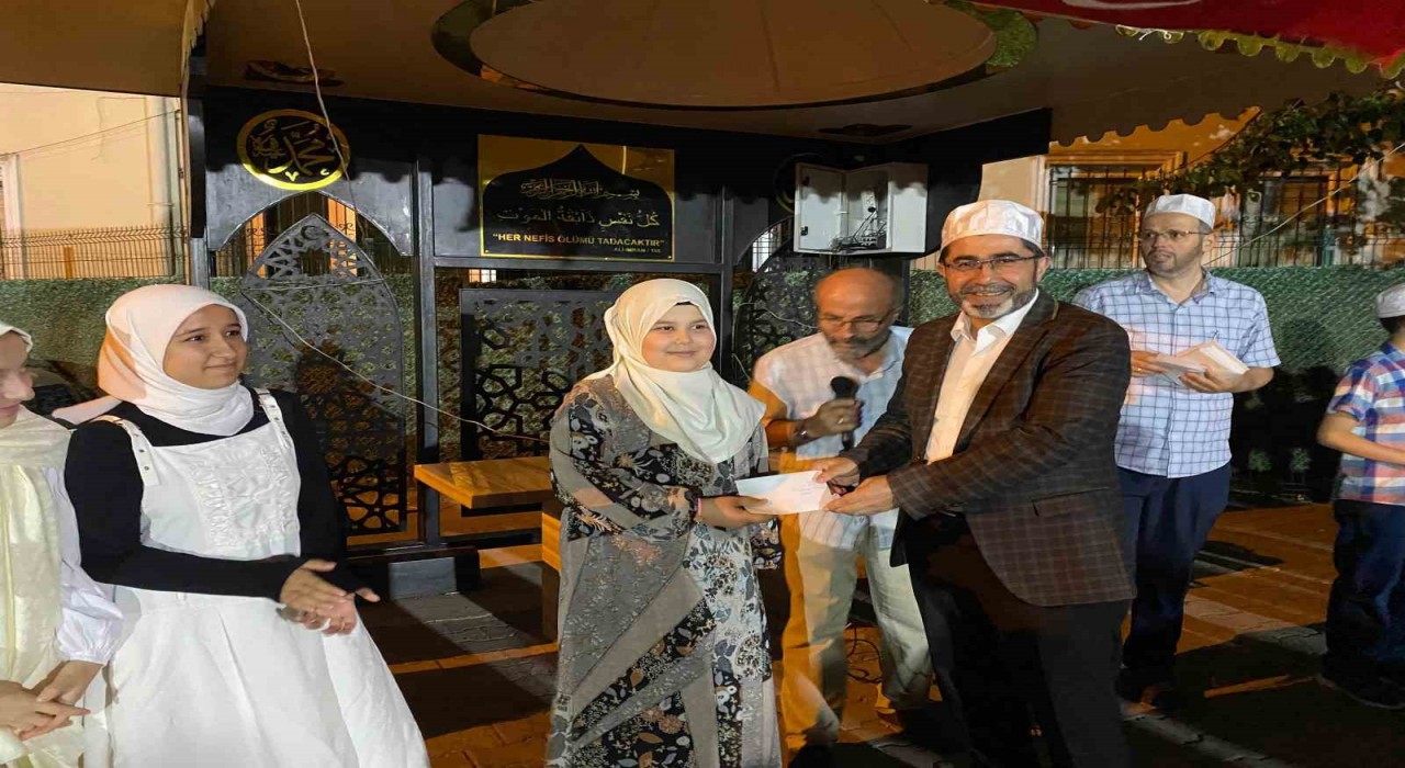 Vefa gecesinde Kuran kursu öğrencileri ödüllerini aldı