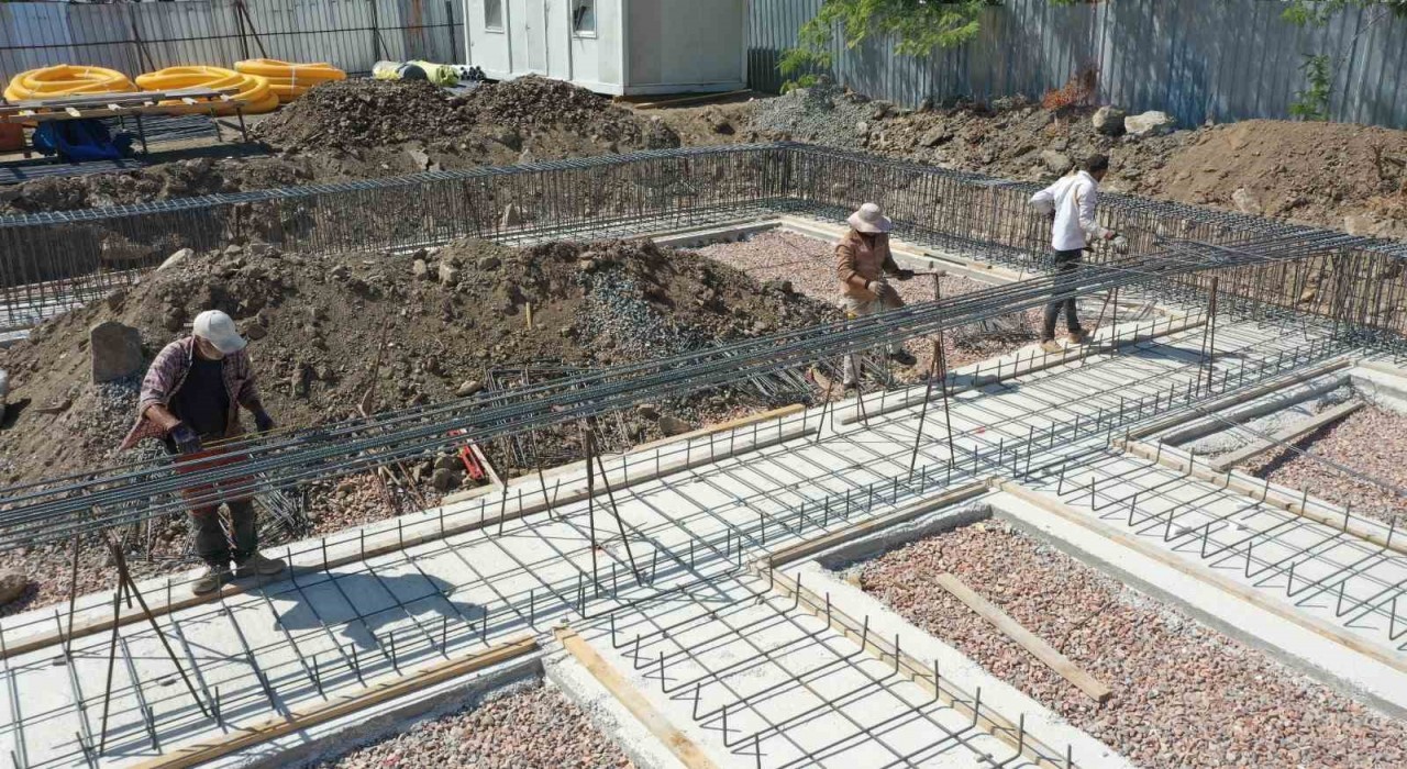 Vezirçiftliği spor salonu inşaatı sürüyor