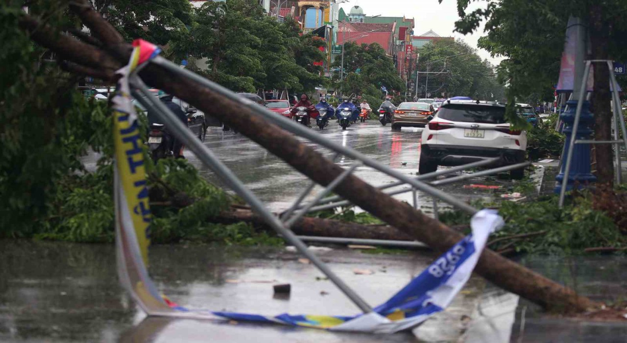 Vietnamı vuran Kajiki Tayfununda 3 kişi hayatını kaybetti