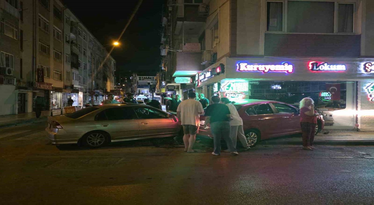 Yalovada çarpışan iki otomobil kuruyemiş dükkanına girdi